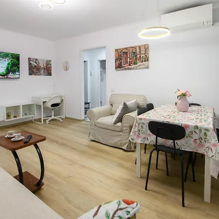 Daniela Apartament *